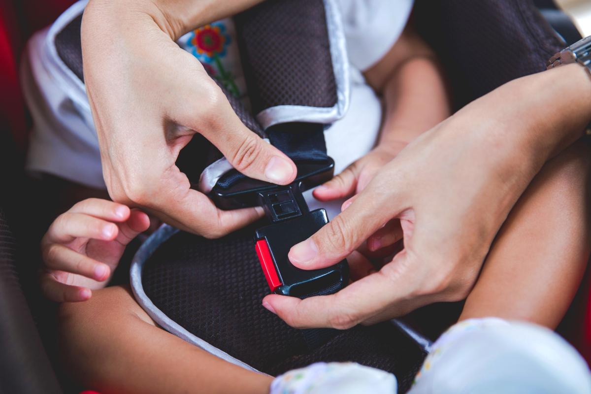 Buckling child into car seat | Babyshop